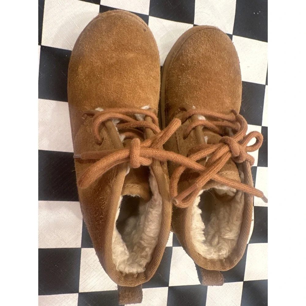 UGG Neumel Kids Chestnut Suede Lace Up Chukka Boots Brown Size 1 winter